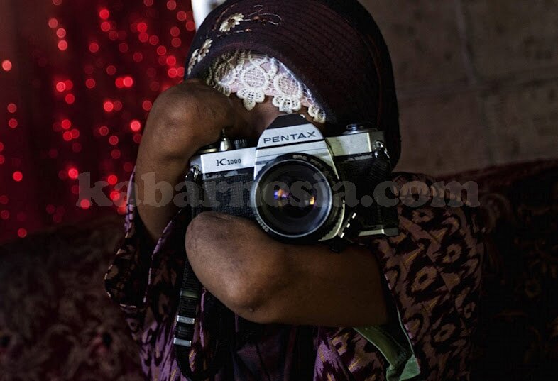 rosidah Ibu Rosidah, seorang fotografer tanpa jari